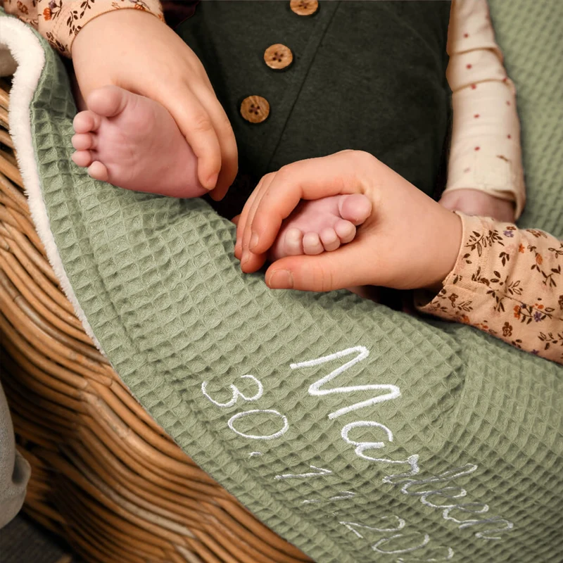 Babydecke mit Namen - 70 x 100 cm • Oliv