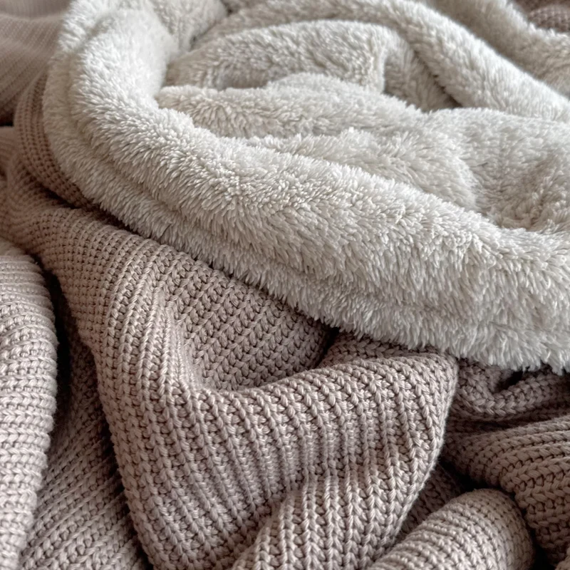Kuscheldecke mit Baumwollstrick · Mandel-Beige