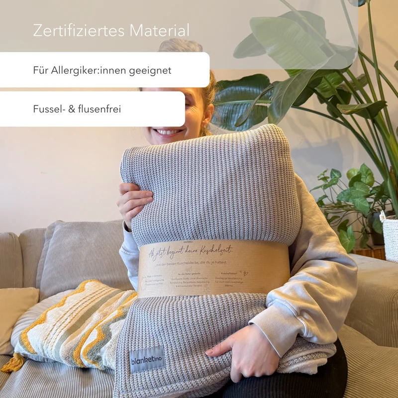 Kuscheldecke mit Ärmeln · Baumwollstrick · Seidengrau