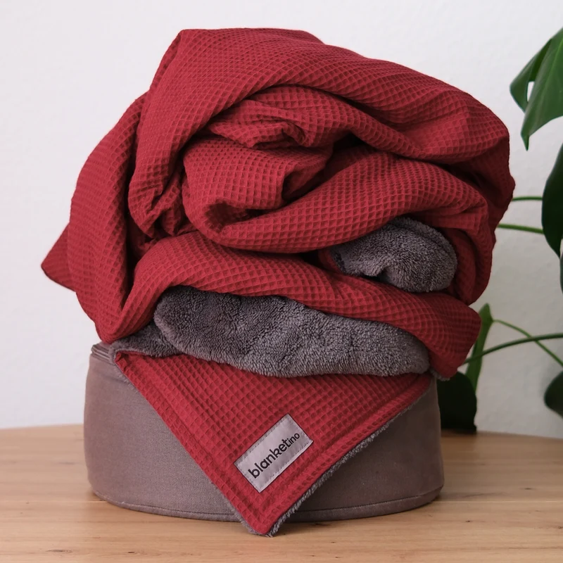 Kuscheldecke "Vollkommen" Weinrot · Stahlgrau
