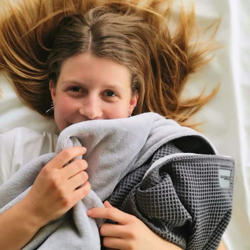 Kuscheldecke "Vollkommen" Grau · Gletschergrau
