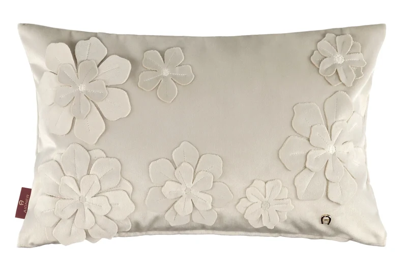 AIGNER Samt Zierkissenhülle 30x50 cm – Blumen Applikation, Dekokissen Beige/Rosa