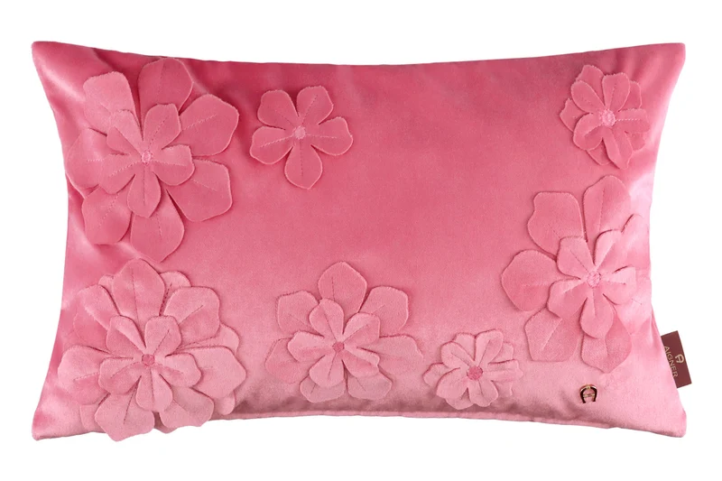 AIGNER Samt Zierkissenhülle 30x50 cm – Blumen Applikation, Dekokissen Beige/Rosa