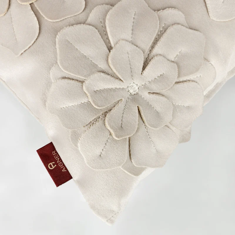 AIGNER Samt Zierkissenhülle 30x50 cm – Blumen Applikation, Dekokissen Beige/Rosa