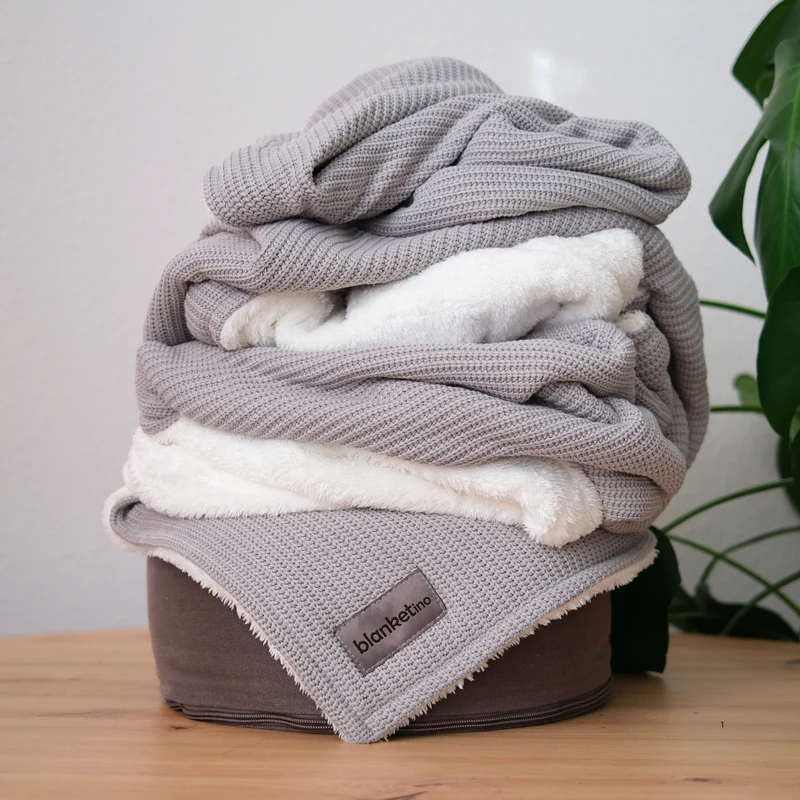 Kuscheldecke mit Baumwollstrick · Seidengrau