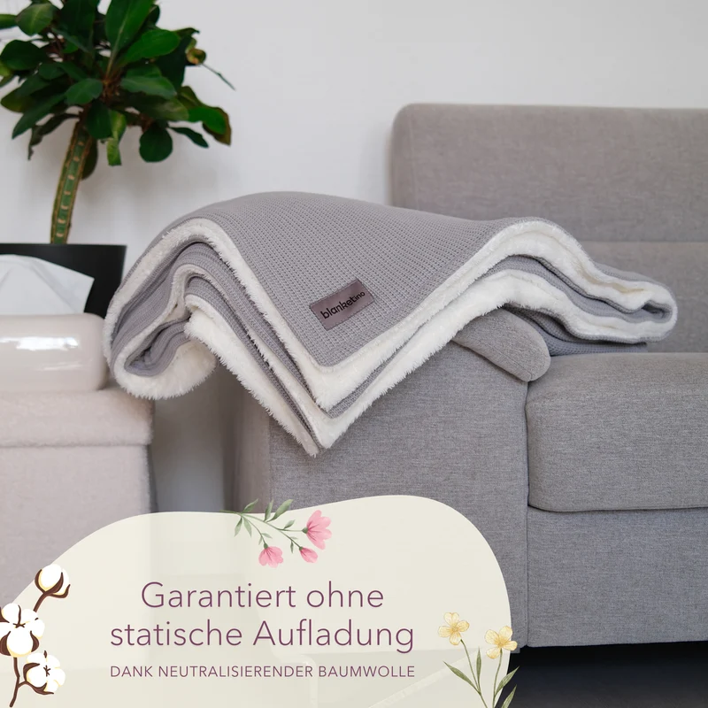 Kuscheldecke mit Baumwollstrick · Seidengrau