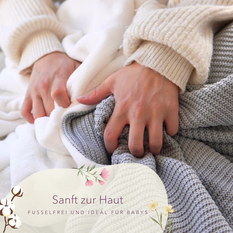 Kuscheldecke mit Baumwollstrick · Seidengrau