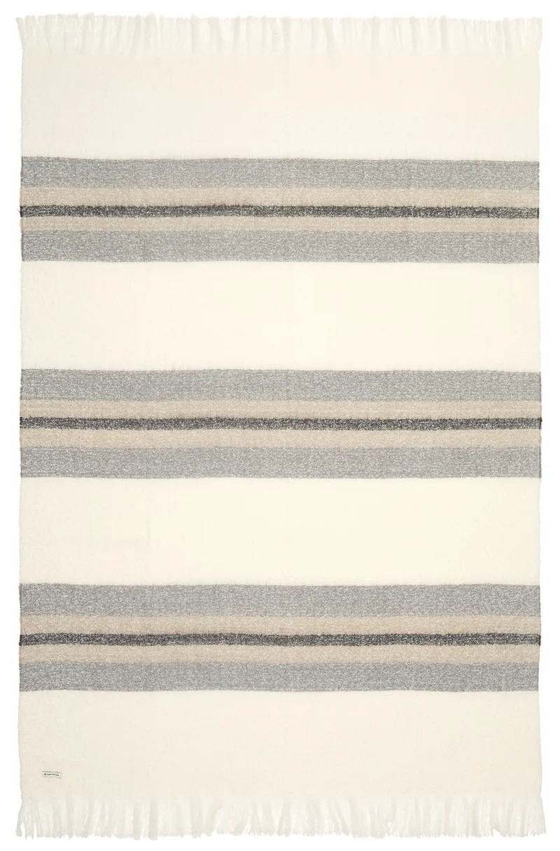 Tom Tailor Kuscheldecke aus Bouclégarn – flauschig & weich mit Fransen - 145x200cm