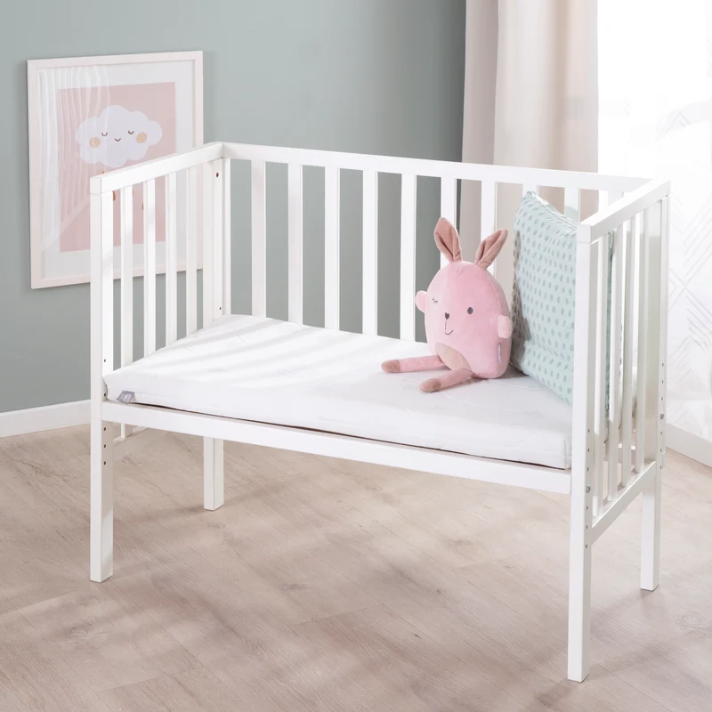 Beistellbett "safe asleep® 2 in 1" - 45 x 90 cm, Anstellbett mit Matratze & Mesh Barriere, Höhenverstellbar, Holzweiß