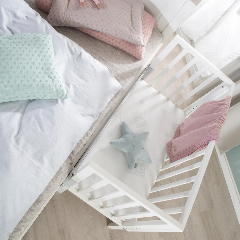 Beistellbett "safe asleep® 2 in 1" - 45 x 90 cm, Anstellbett mit Matratze & Mesh Barriere, Höhenverstellbar, Holzweiß