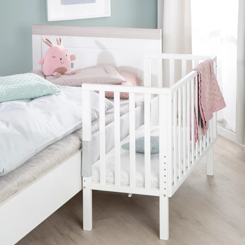 Beistellbett "safe asleep® 2 in 1" - 45 x 90 cm, Anstellbett mit Matratze & Mesh Barriere, Höhenverstellbar, Holzweiß