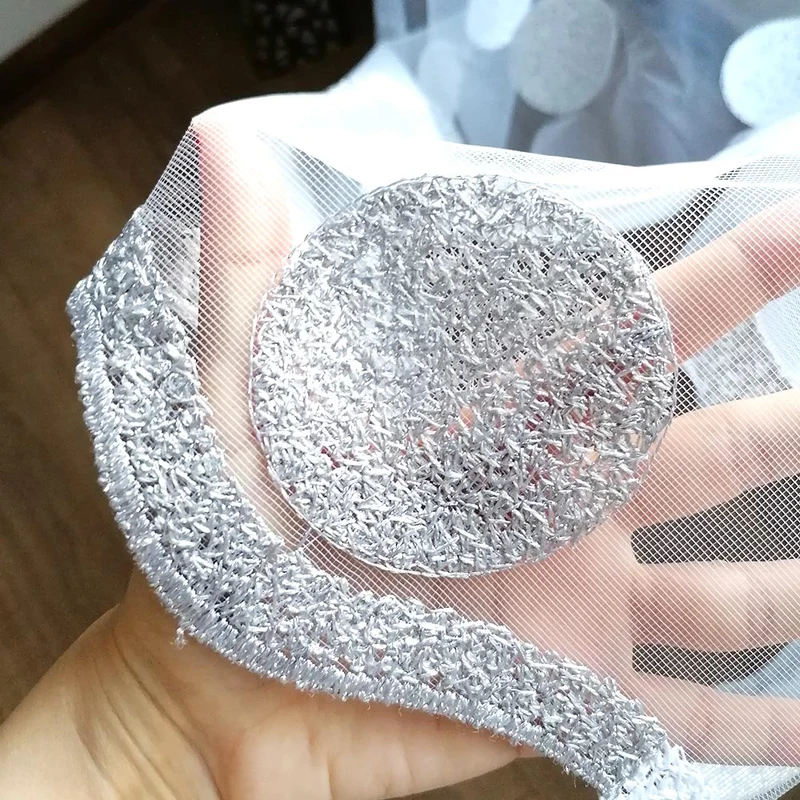 Gardinen mit Kugelstickerei Weiß/Grau – mit Kräuselband (1 Stück)