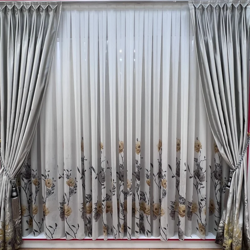 Gardine mit Beige/Grauem Blumenmuster – mit Kräuselband (1 Stück)