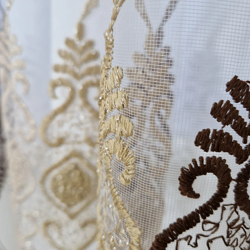 Luxus Bestickter Vorhang mit Blumen Beige/Braun – mit Kräuselband (1 Stück)