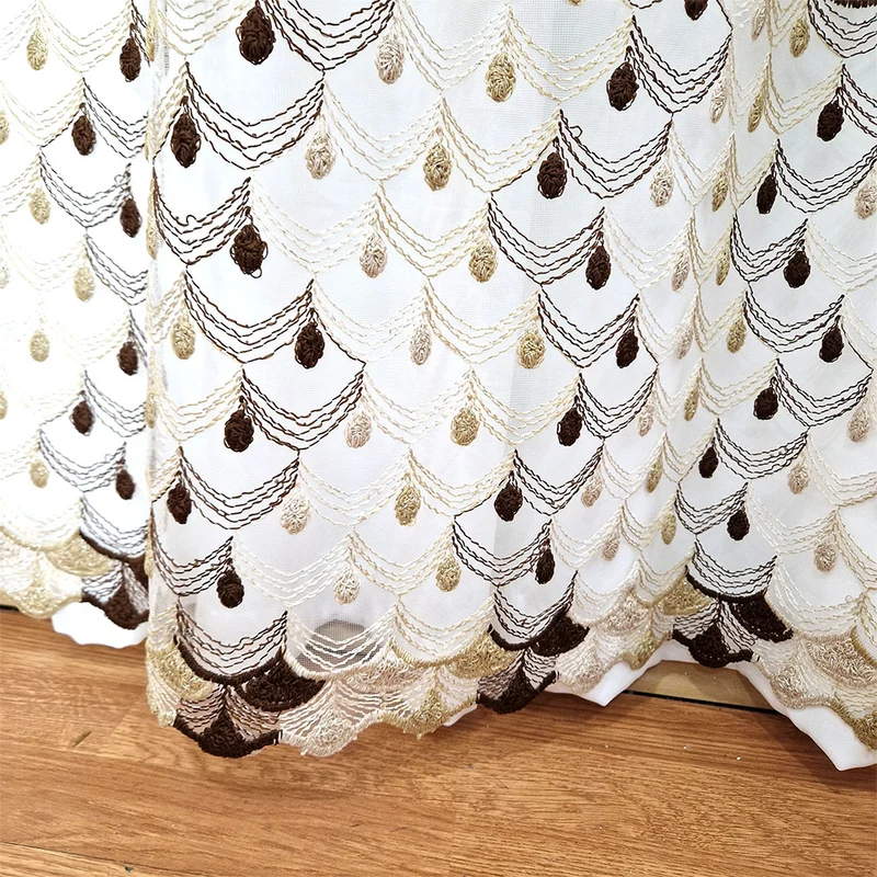 Luxus Bestickter Vorhang mit Blumen Beige/Braun – mit Kräuselband (1 Stück)