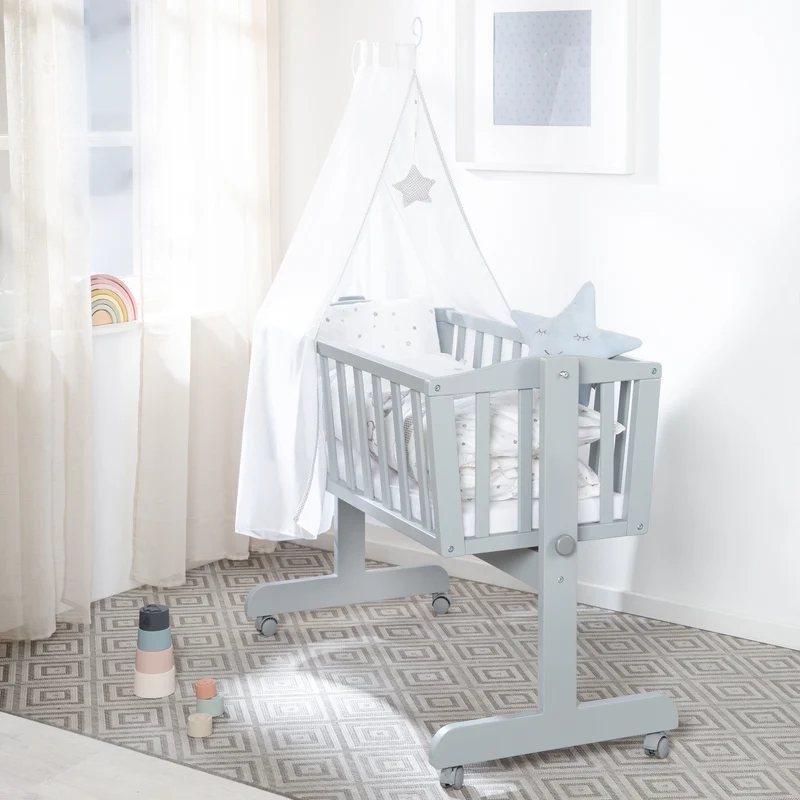 Babywiege inkl. Matratze 40 x 90 cm mit Bremsrollensatz, Holz taupe