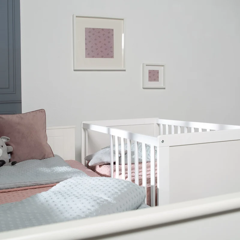 2-in-1 Beistell- und Babybett inkl. Matratze / höhenverstellbar / 5 Schlupfsprossen / Lattenrost - in Weiß