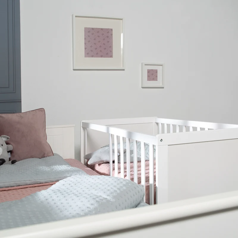 2-in-1 Beistell- und Babybett inkl. Matratze / höhenverstellbar / 5 Schlupfsprossen / Lattenrost - in Weiß