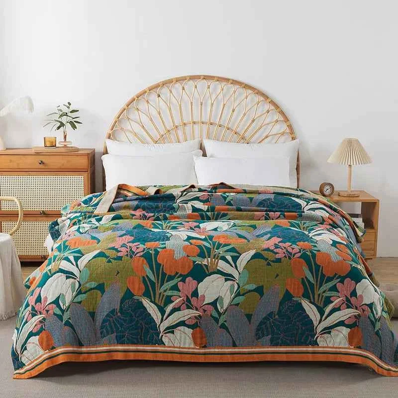 Bezaubernde Baumwoll-Tagesdecke mit Blumenmuster für gemütliche Sommertage.