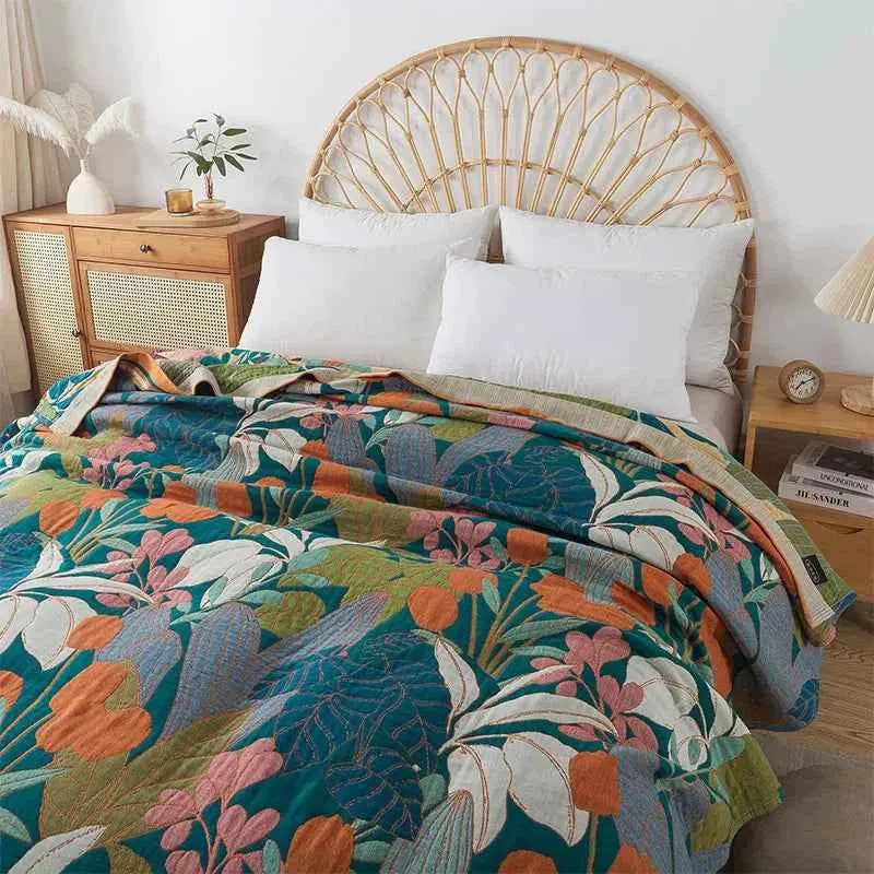 Bezaubernde Baumwoll-Tagesdecke mit Blumenmuster für gemütliche Sommertage.