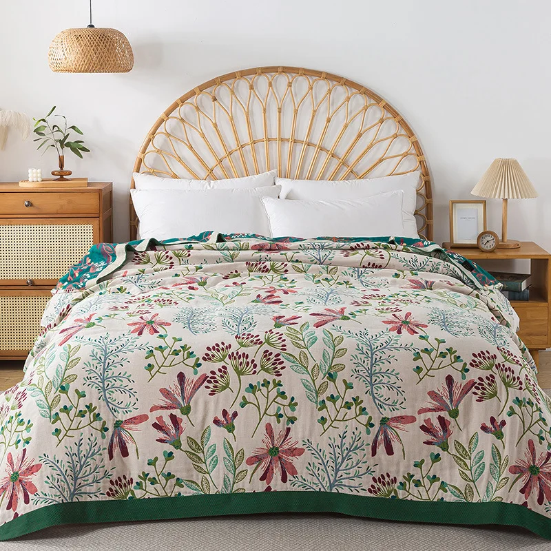 Bezaubernde Baumwoll-Tagesdecke mit Blumenmuster für gemütliche Sommertage.
