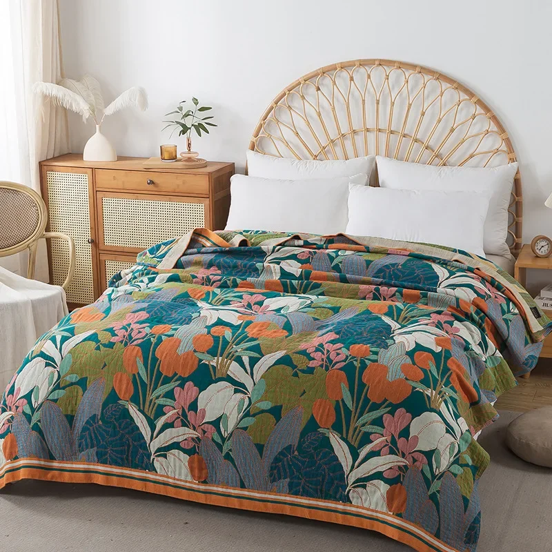 Bezaubernde Baumwoll-Tagesdecke mit Blumenmuster für gemütliche Sommertage.
