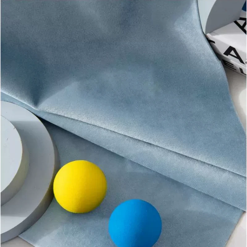 Samt Vorhang 70% halbdeckend Babyblau – mit Kräuselband (1 Stück)