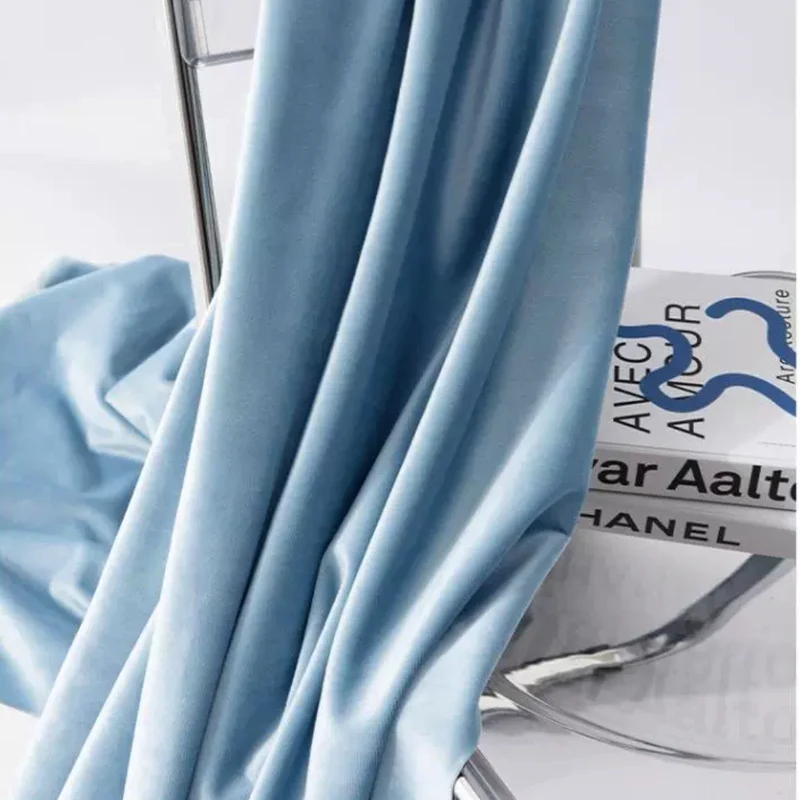 Samt Vorhang 70% halbdeckend Babyblau – mit Kräuselband (1 Stück)