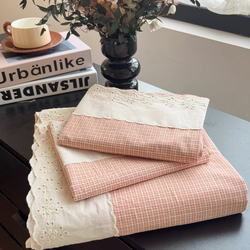 Süßes, weißes Baumwoll-Bettwäscheset mit atmungsaktivem, kariertem Spannbettlaken und Kissenbezügen für Einzel- und Doppelbetten.
