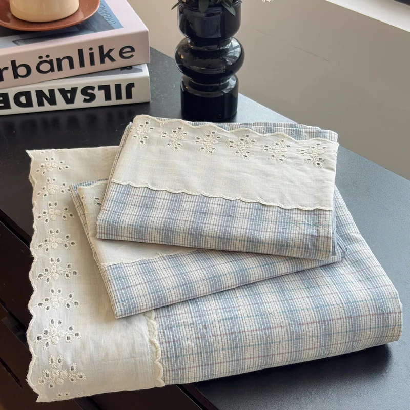 Süßes, weißes Baumwoll-Bettwäscheset mit atmungsaktivem, kariertem Spannbettlaken und Kissenbezügen für Einzel- und Doppelbetten.