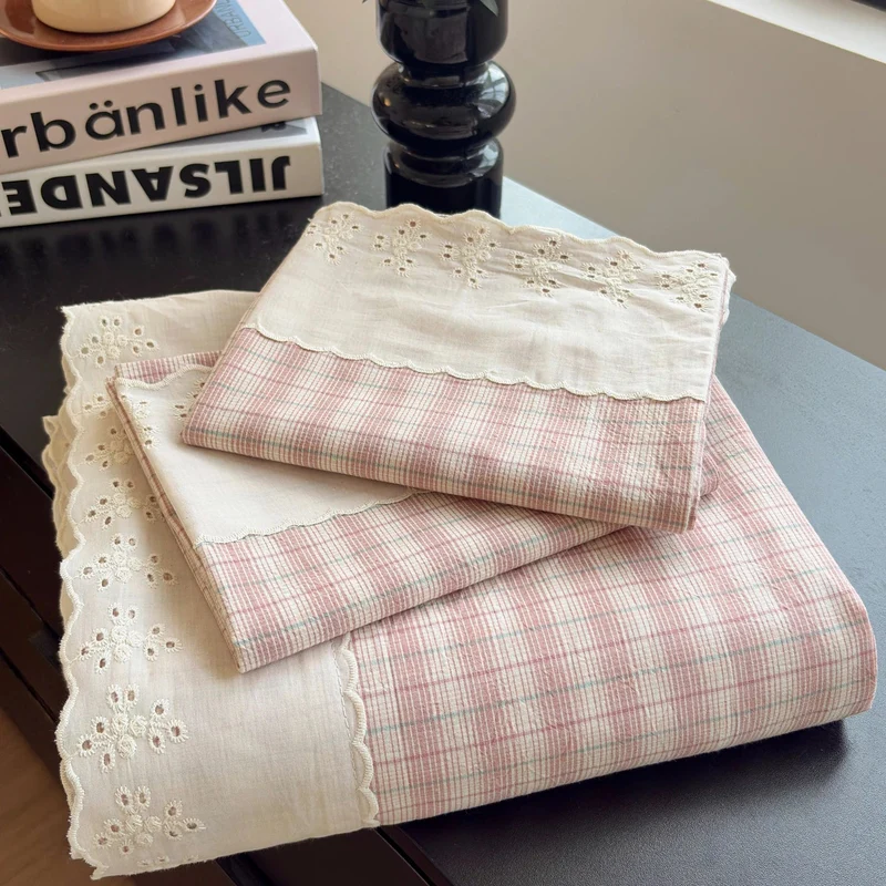 Süßes, weißes Baumwoll-Bettwäscheset mit atmungsaktivem, kariertem Spannbettlaken und Kissenbezügen für Einzel- und Doppelbetten.