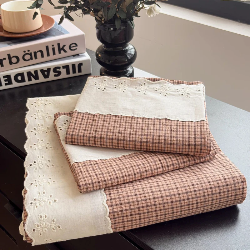 Süßes, weißes Baumwoll-Bettwäscheset mit atmungsaktivem, kariertem Spannbettlaken und Kissenbezügen für Einzel- und Doppelbetten.