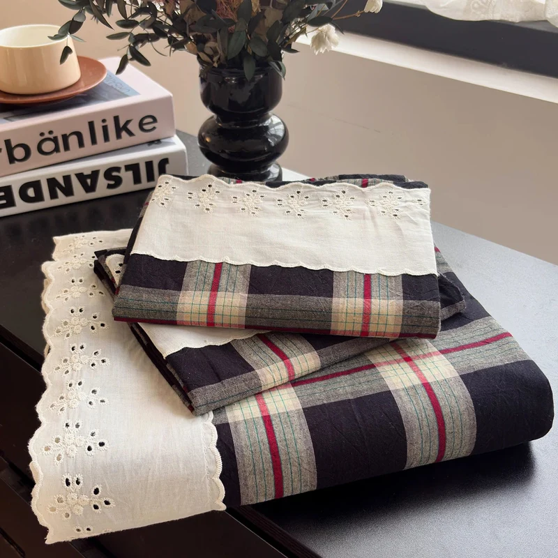Süßes, weißes Baumwoll-Bettwäscheset mit atmungsaktivem, kariertem Spannbettlaken und Kissenbezügen für Einzel- und Doppelbetten.