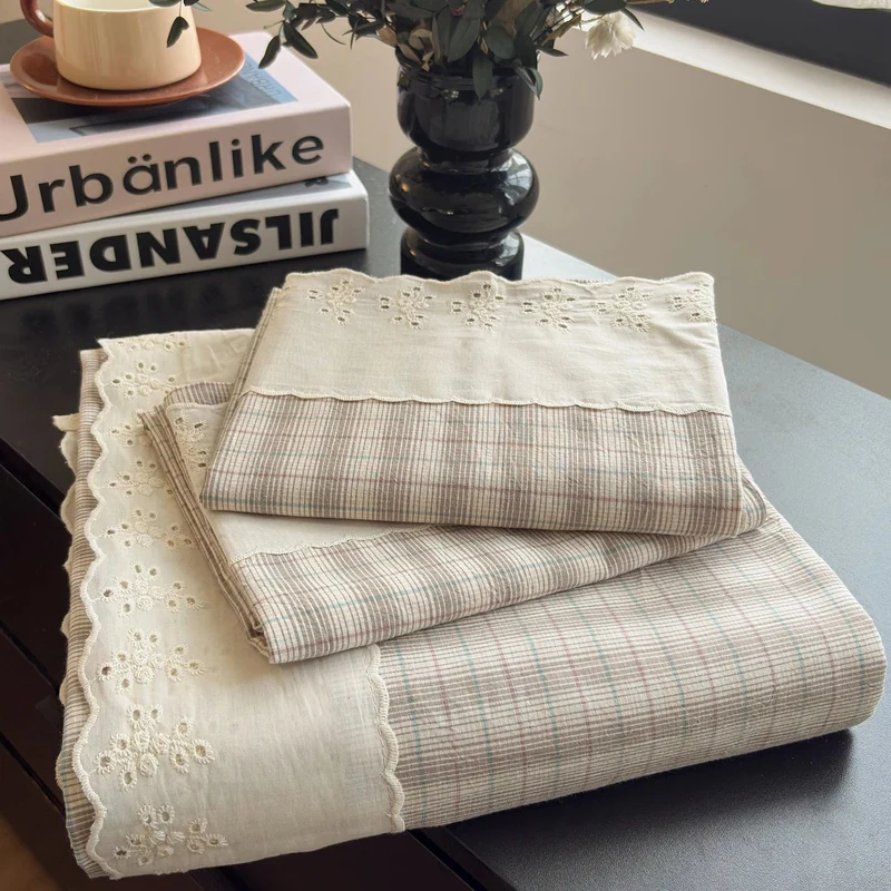 Süßes, weißes Baumwoll-Bettwäscheset mit atmungsaktivem, kariertem Spannbettlaken und Kissenbezügen für Einzel- und Doppelbetten.