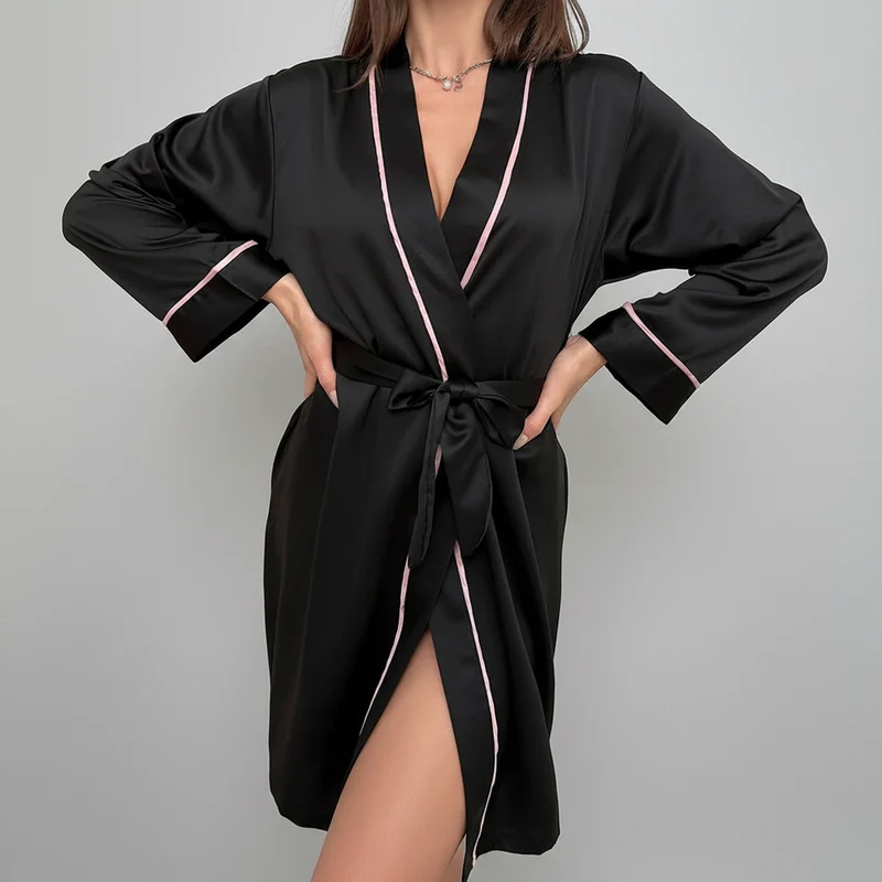 Steigern Sie Ihren Komfort mit unserem Damen-Kimono-Bademantel aus Satin.