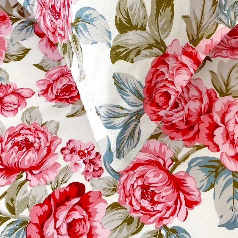 Bettwäsche mit rotem Blumenmuster – erhältlich in den Größen Doppelbett, Einzelbett, Queensize und Kingsize.