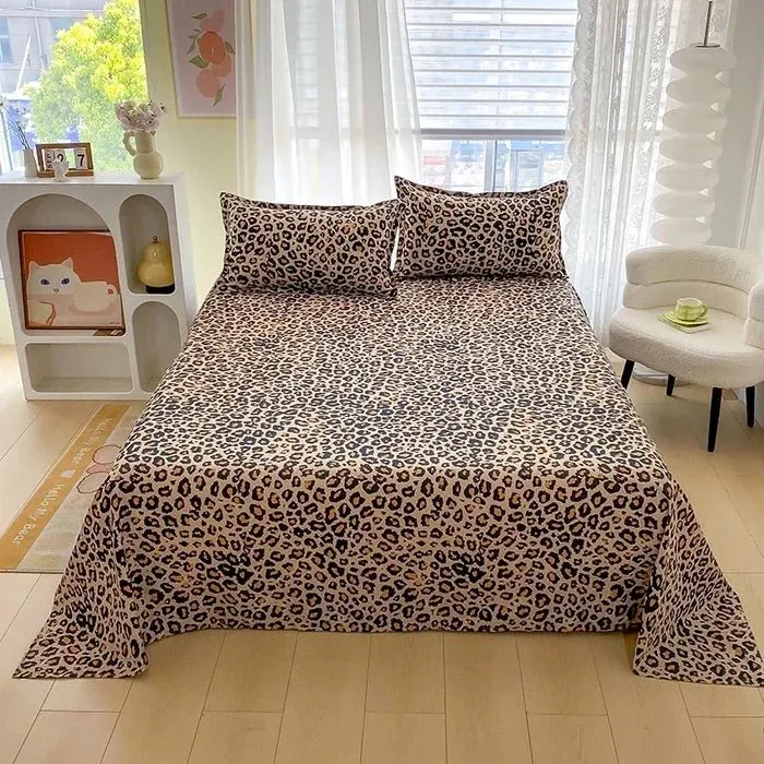 Bettwäsche mit rotem Blumenmuster – erhältlich in den Größen Doppelbett, Einzelbett, Queensize und Kingsize.