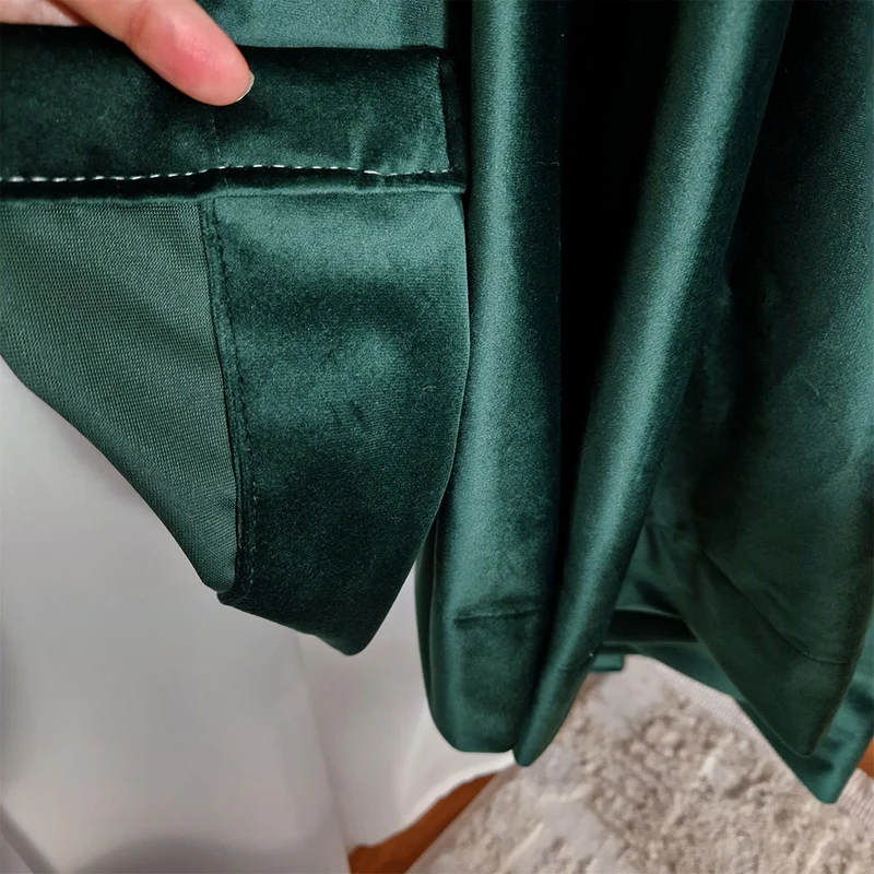 Samt Vorhang 70% halbdeckend Dunkelgrün – mit Kräuselband (1 Stück)