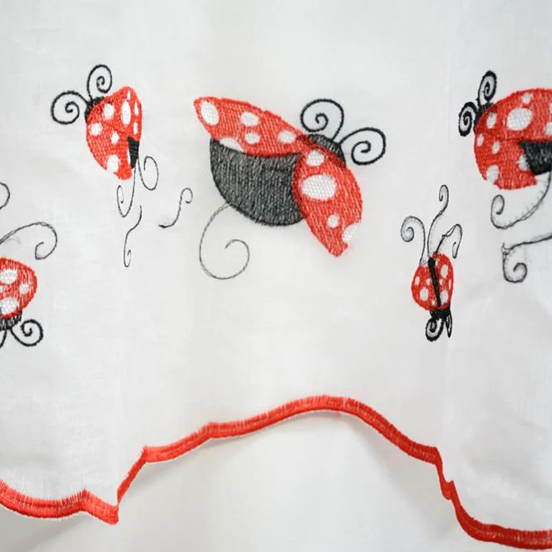 Küchenvorhang mit gesticktem Muster Rot/Weiß - mit Gardinenband (1 Stück)