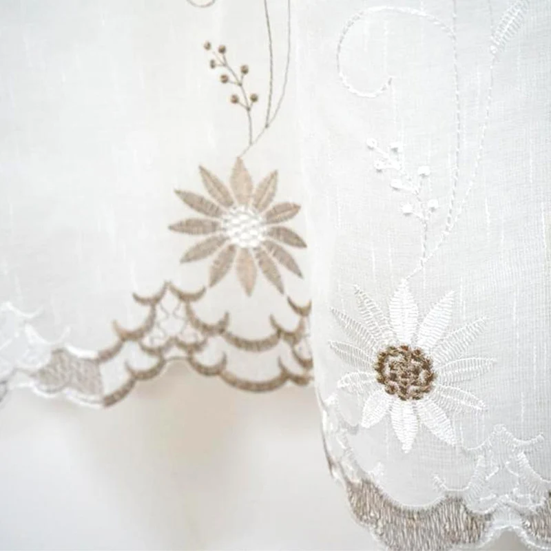 Küchenvorhang mit gesticktem Blumenmuster Beige/Weiß – mit Kräuselband (1 Stück)