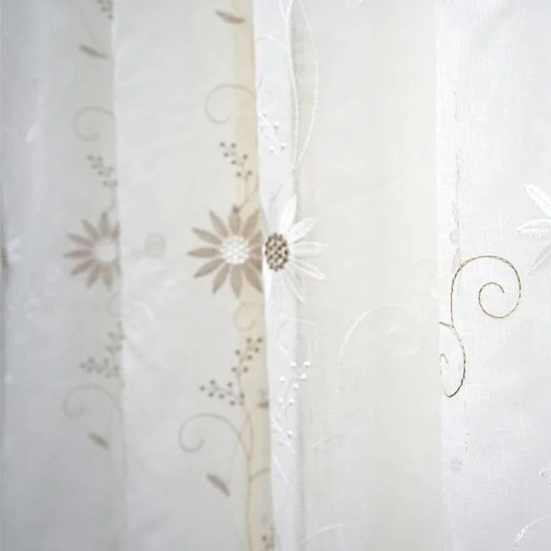 Küchenvorhang mit gesticktem Blumenmuster Beige/Weiß – mit Kräuselband (1 Stück)