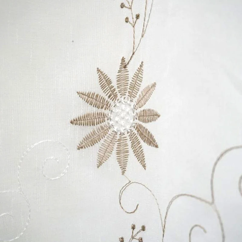 Küchenvorhang mit gesticktem Blumenmuster Beige/Weiß – mit Kräuselband (1 Stück)