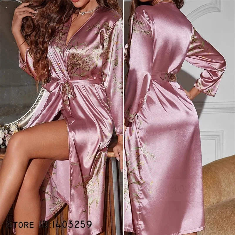 Attraktives Satin-Bademantel-Set für Damen mit Kirschblumenmuster