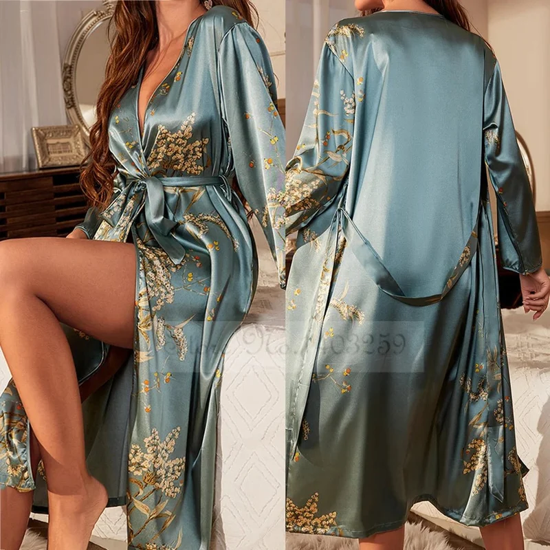 Attraktives Satin-Bademantel-Set für Damen mit Kirschblumenmuster