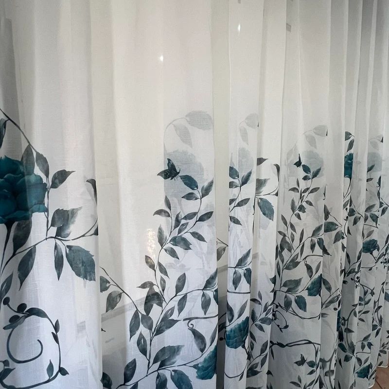 Gardine mit Lila Blumenmuster – mit Kräuselband (1 Stück)