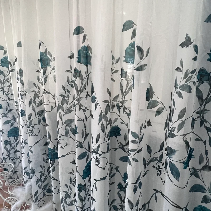Gardine mit Lila Blumenmuster – mit Kräuselband (1 Stück)