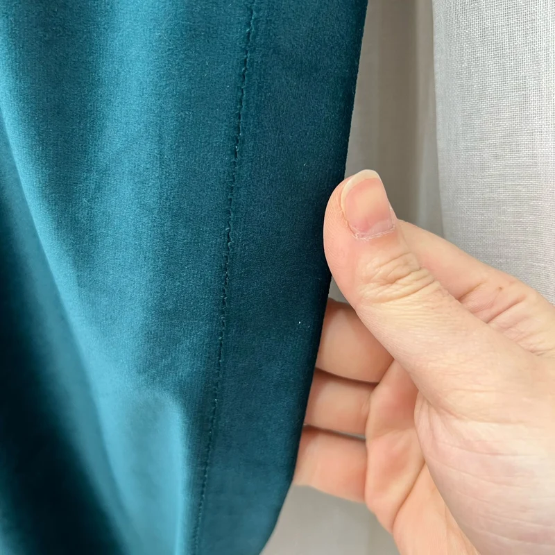 Samt Vorhang 70% halbdeckend Türkis – mit Kräuselband (1 Stück)