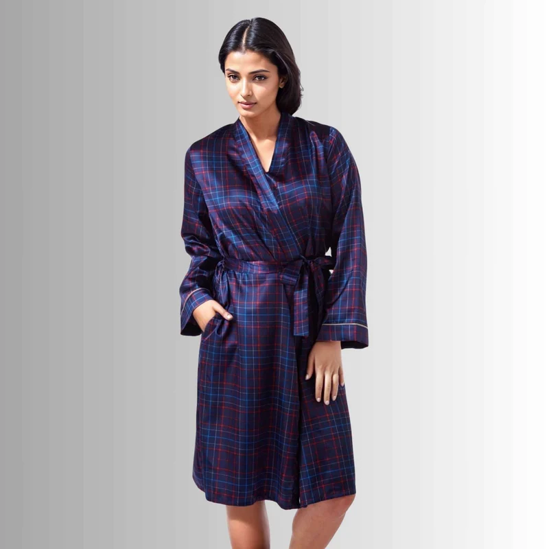 Damen-Kimono-Bademantel aus Satin im marineblau-roten Karomuster