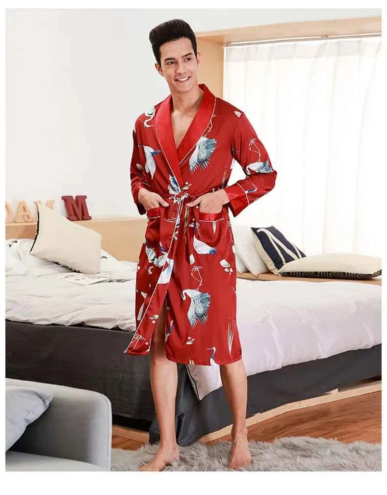 Kimono-Bademantel aus Seidensatin für Herren mit goldenem Drachenmotiv, knielang