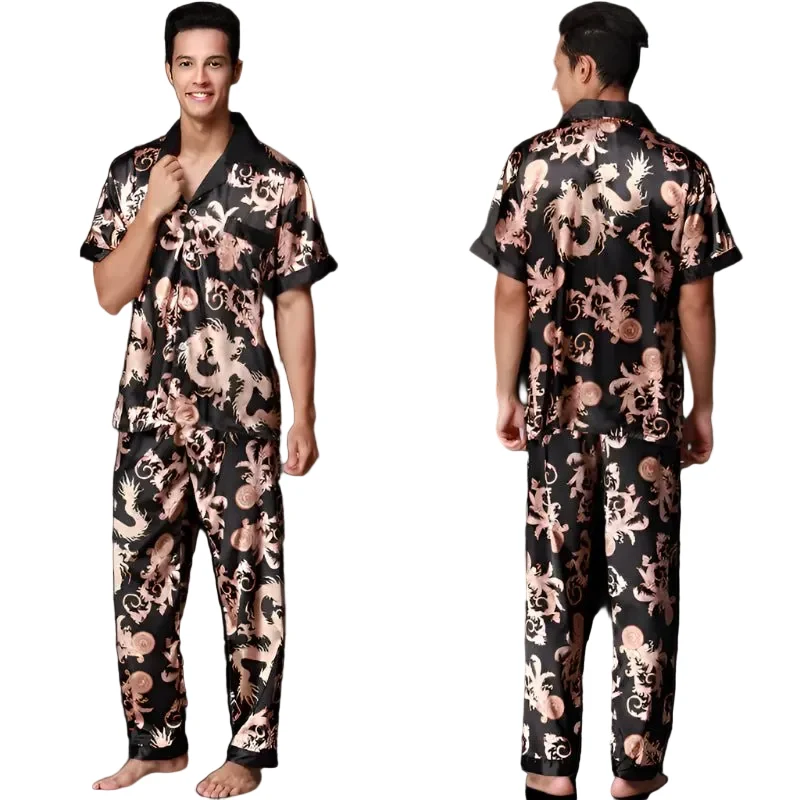 Herren-Pyjama-Set aus Satin: Langarmhemd und Hose aus Eisseide, Bademantel mit Tasche